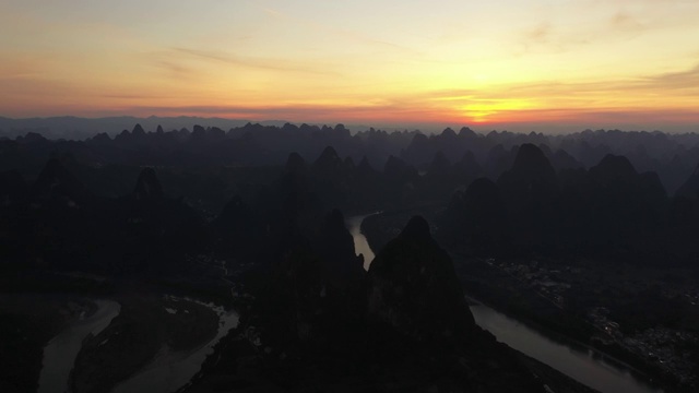 夕阳暮色中的漓江河湾视频素材