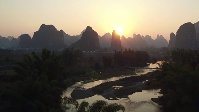 夕阳下的遇龙河两岸风光视频素材