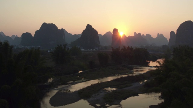 夕阳下的遇龙河两岸风光视频素材