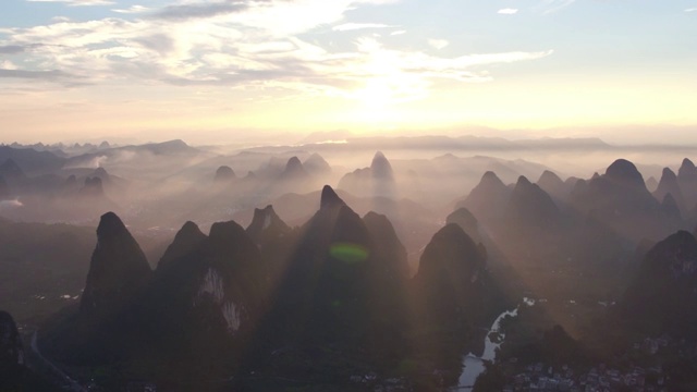 夕阳西下里的群峰视频素材