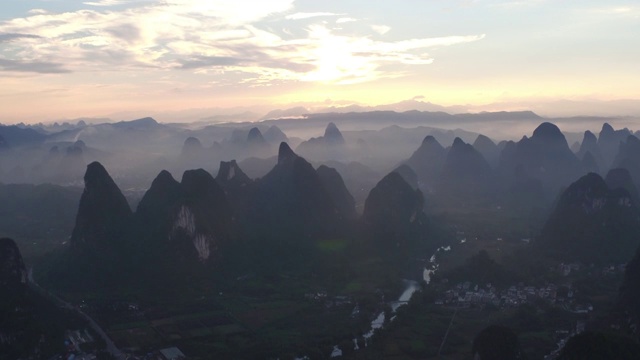 群峰上空的晚霞视频素材