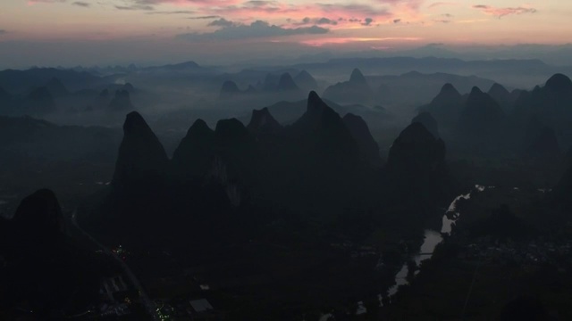 群峰上空的晚霞视频素材