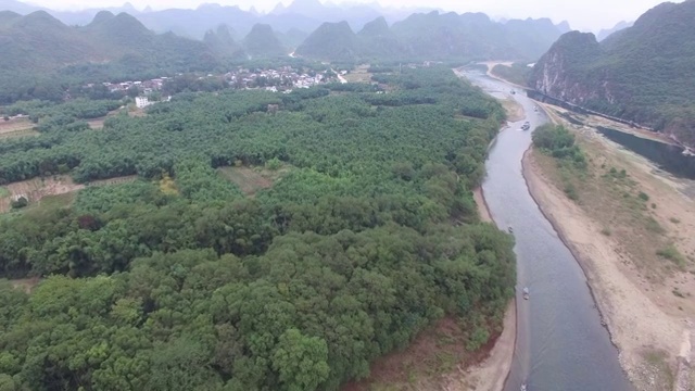 晴朗天空下的漓江风光视频素材