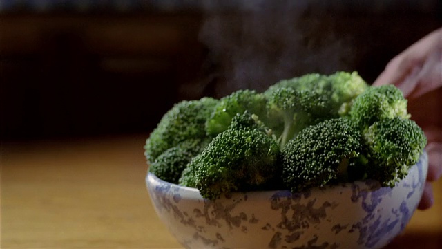 近距离放置一碗蒸着的西兰花视频素材画面3