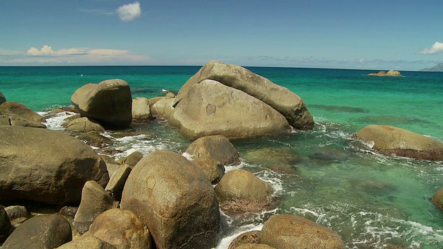 MS Boulders in sea / Seychelles塞舌尔群岛视频素材