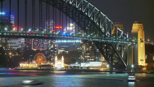 悉尼海港大桥夜行，背景是游乐园/澳大利亚新南威尔士州悉尼视频素材