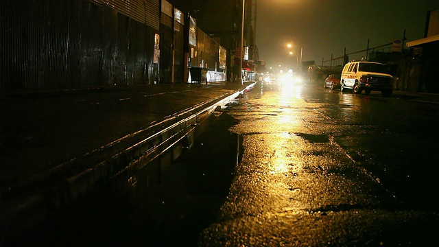 雨中街道上的交通/纽约，美国纽约视频素材