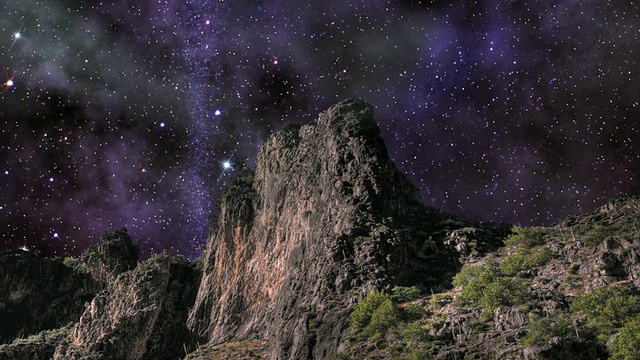 繁星点点的天空在花岗岩陡峭的山峰上转动。视频素材画面1