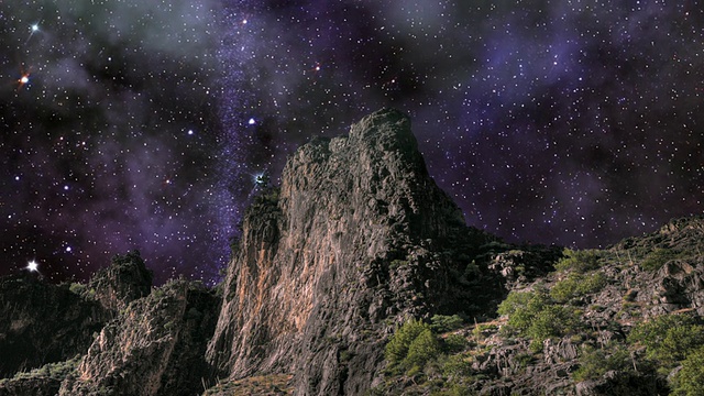 繁星点点的天空在花岗岩陡峭的山峰上转动。视频素材画面2