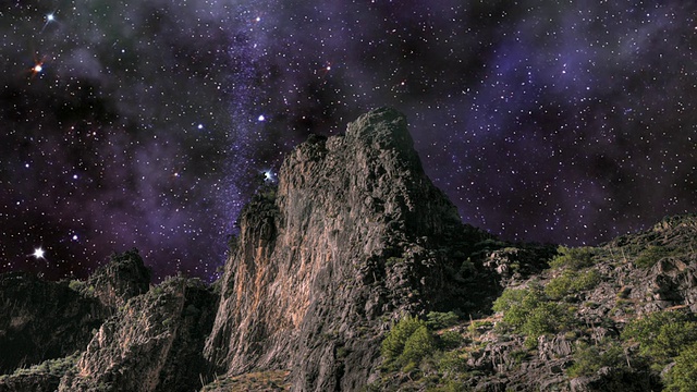 繁星点点的天空在花岗岩陡峭的山峰上转动。视频素材画面3