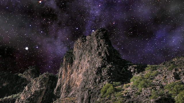 繁星点点的天空在花岗岩陡峭的山峰上转动。视频素材画面4