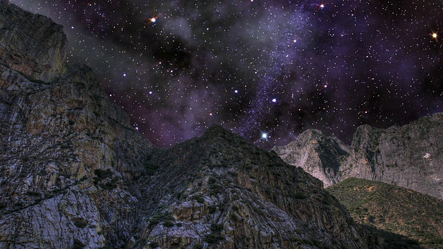 在国王峡谷，星星划过旋转的夜空。视频素材画面1