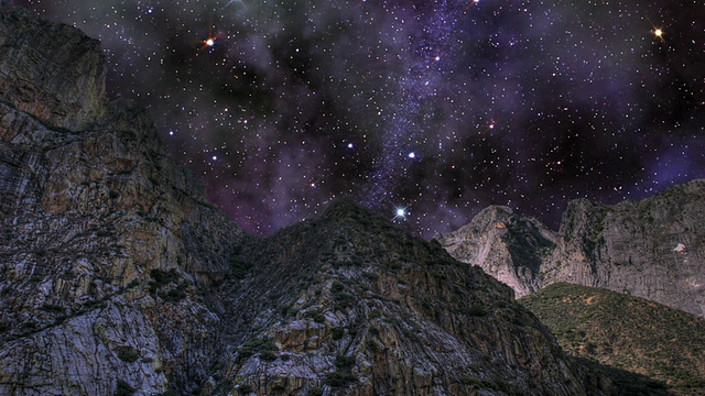 在国王峡谷，星星划过旋转的夜空。视频素材画面2
