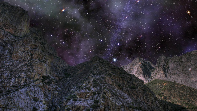 在国王峡谷，星星划过旋转的夜空。视频素材画面3