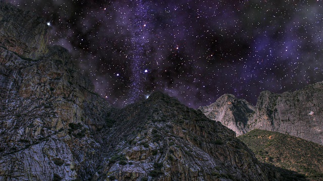 在国王峡谷，星星划过旋转的夜空。视频素材画面4