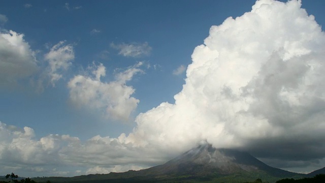 快速移动的云在阿雷纳尔火山，哥斯达黎加视频素材