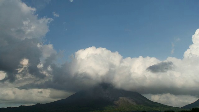 阿雷纳尔火山上空的云视频素材