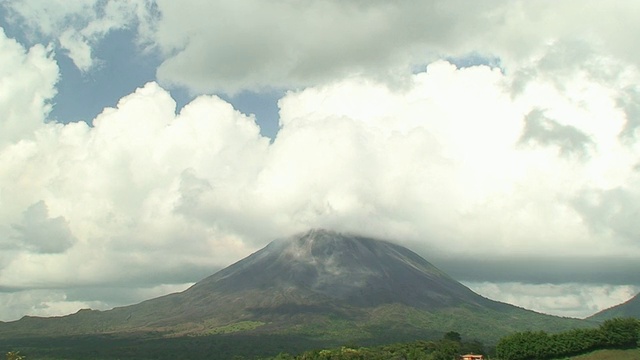 哥斯达黎加阿雷纳尔火山上空的云视频素材