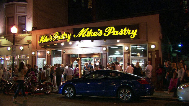 美国马萨诸塞州波士顿意大利社区，北端汉诺威街300号，Mike's Pastry shop前的拥挤街道视频素材