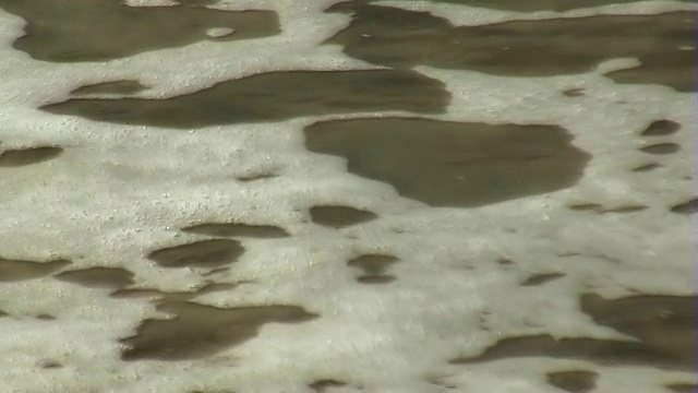 海浪冲刷着沙滩视频素材