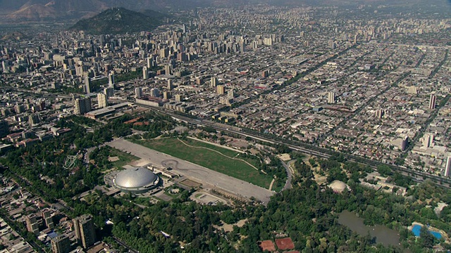 2010年，空中高层建筑在城市/圣地亚哥，Gran Santiago，智利视频素材