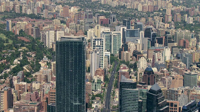 2010年，空中高层建筑在城市/圣地亚哥，Gran Santiago，智利视频素材