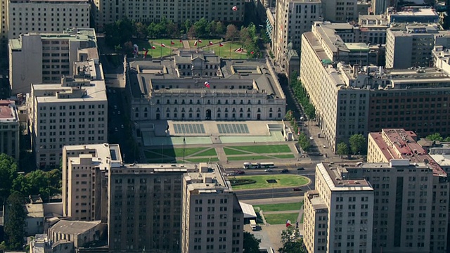 2010年空中城市景观与地平线上的山脉/圣地亚哥，格兰圣地亚哥，智利视频素材