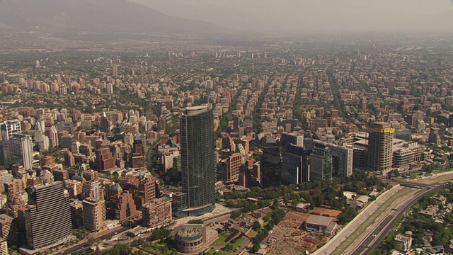 2010年，航拍Costanera Norte高速公路旁的高层建筑在圣地亚哥市，圣地亚哥，智利视频素材