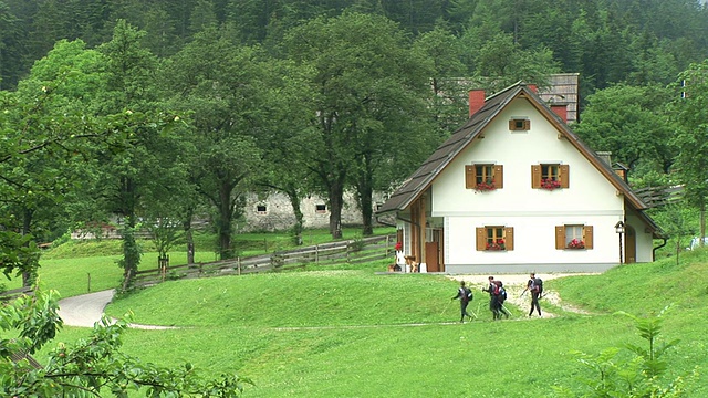 高清:乡村徒步旅行视频素材