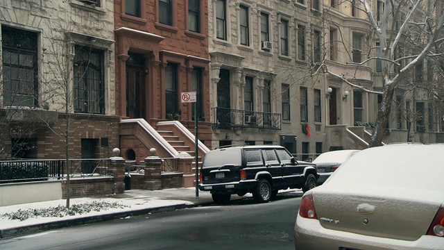 WS View of Cars parking on street during snow /纽约市，纽约，美国视频素材