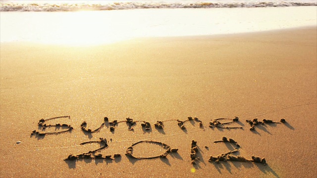 2012年夏天写在沙滩上的日落，海浪视频素材