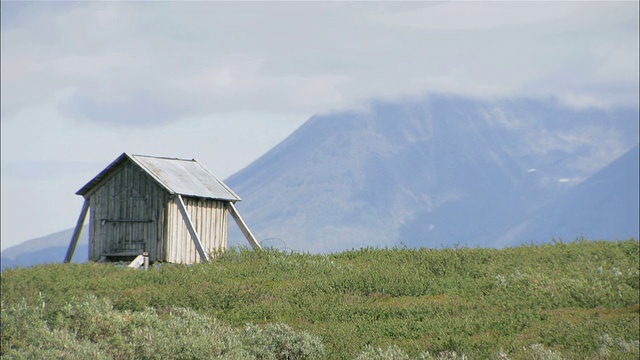 以山脉为背景的小屋的WS视图/拉普兰，瑞典视频素材