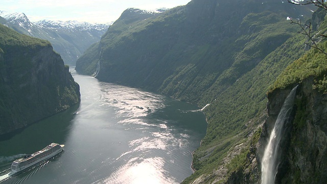 挪威盖兰格峡湾(Geirangerfjord / Geiranger, More og Romsdal)的游轮图片视频素材