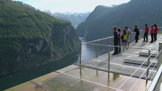 游客在Geirangerfjord / Geiranger看游轮，挪威More og Romsdal视频素材