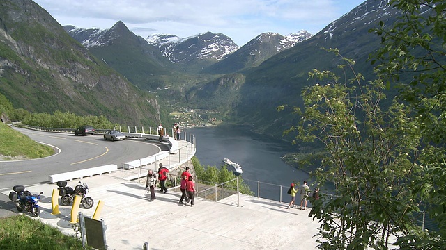 游客在Geirangerfjord / Geiranger看游轮，挪威More og Romsdal视频素材