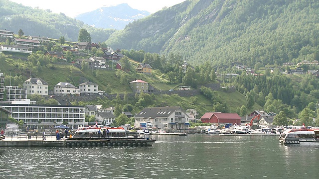 挪威盖兰格峡湾(Geirangerfjord / Geiranger, More og Romsdal)的游轮图片视频素材