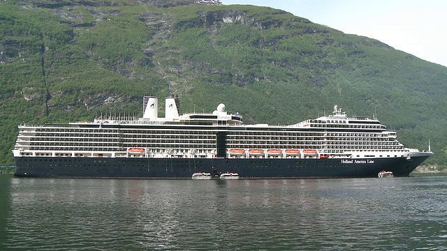 挪威盖兰格峡湾(Geirangerfjord / Geiranger, More og Romsdal)的游轮图片视频素材