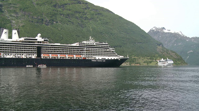 挪威盖兰格峡湾(Geirangerfjord / Geiranger, More og Romsdal)的游轮图片视频素材