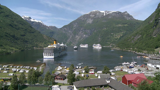 挪威盖兰格峡湾(Geirangerfjord / Geiranger, More og Romsdal)的游轮图片视频素材