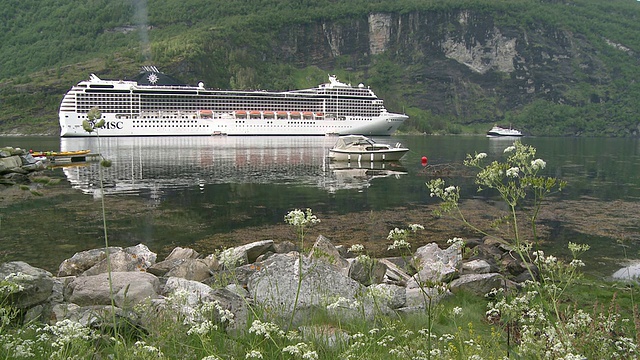 挪威盖兰格峡湾(Geirangerfjord / Geiranger, More og Romsdal)的游轮图片视频素材