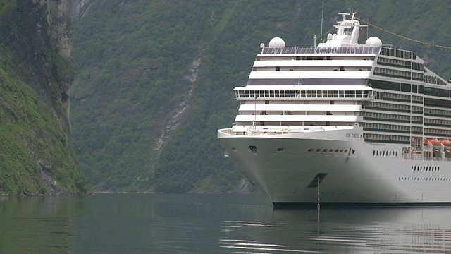 挪威盖兰格峡湾(Geirangerfjord / Geiranger, More og Romsdal)的游轮图片视频素材