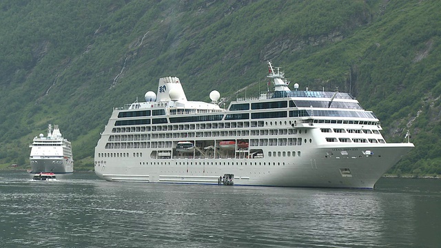 挪威盖兰格峡湾(Geirangerfjord / Geiranger, More og Romsdal)的游轮图片视频素材