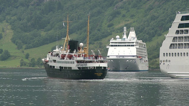 挪威盖兰格峡湾(Geirangerfjord / Geiranger, More og Romsdal)的游轮图片视频素材