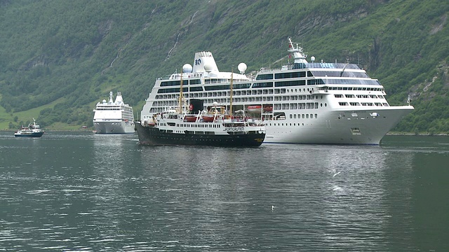 挪威盖兰格峡湾(Geirangerfjord / Geiranger, More og Romsdal)的游轮图片视频素材