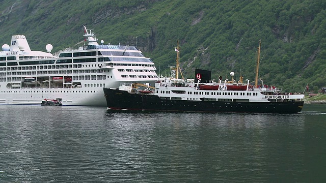 挪威盖兰格峡湾(Geirangerfjord / Geiranger)的游船图片视频素材