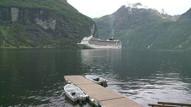 挪威盖兰格峡湾(Geirangerfjord / Geiranger, More og Romsdal)的游轮图片视频素材