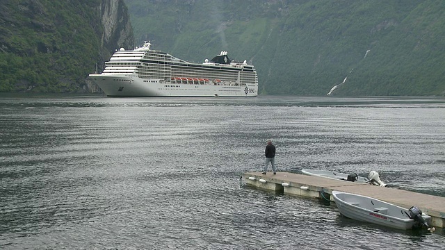 挪威盖兰格峡湾(Geirangerfjord / Geiranger, More og Romsdal)的游轮图片视频素材