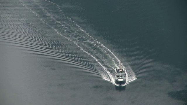 挪威盖兰格峡湾(Geirangerfjord / Geiranger, More og Romsdal)的游轮图片视频素材