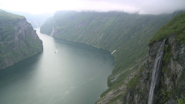 挪威盖兰格峡湾(Geirangerfjord / Geiranger, More og Romsdal)的游轮图片视频素材