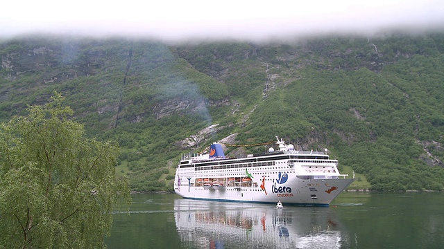 挪威盖兰格峡湾(Geirangerfjord / Geiranger, More og Romsdal)的游轮图片视频素材